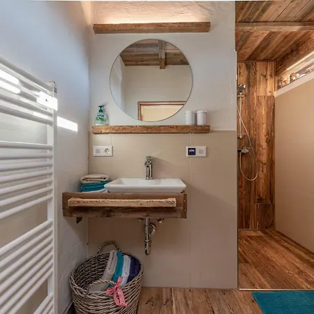 Tom's Alpenhuette * Jenig