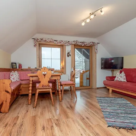 Tom's Alpenhuette Appartement Jenig